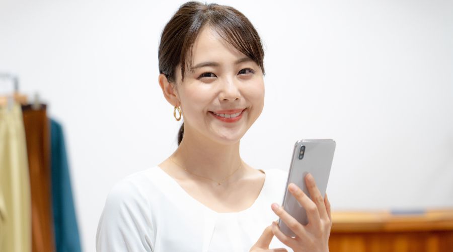 スマホを持った女性