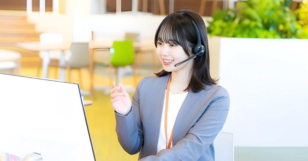 インカムを装着したオペレーターの女性