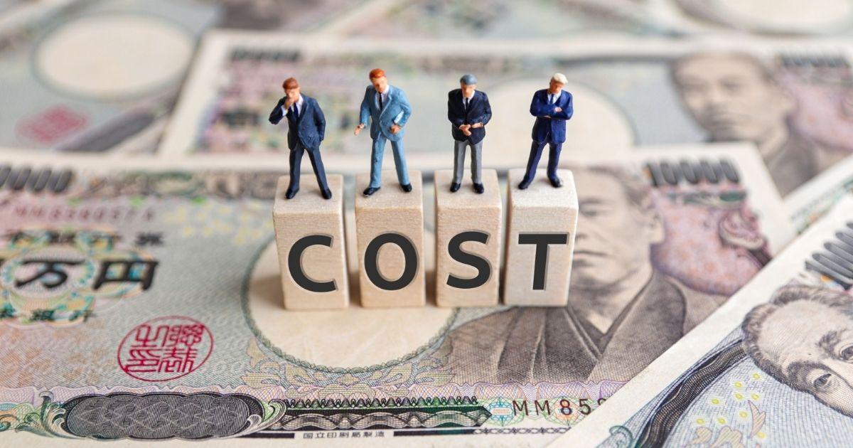 コストの文字と一万円札
