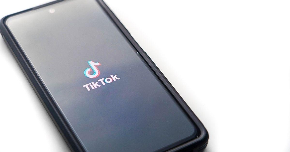 TikTokのロゴが表示されたスマートフォンの画面