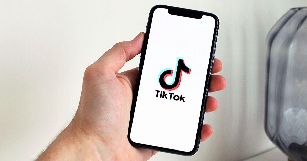 TikTokの画面が表示されたスマートフォン