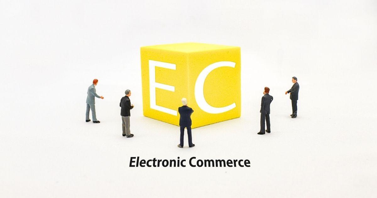 ECの文字を眺めるミニチュア