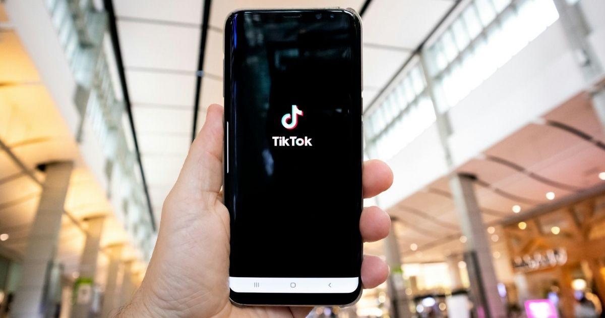 TikTokのロゴが表示されたスマートフォン