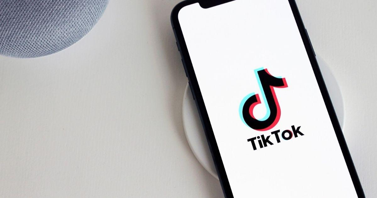 TikTokのロゴが表示されたスマートフォン