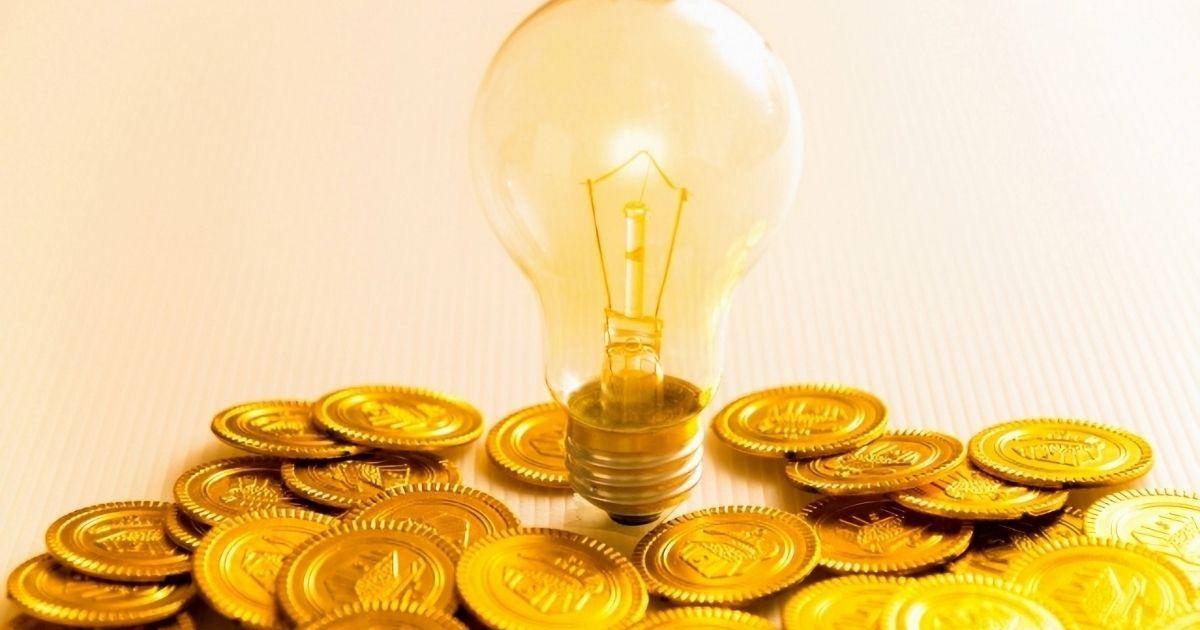 金貨の上に置かれた電球