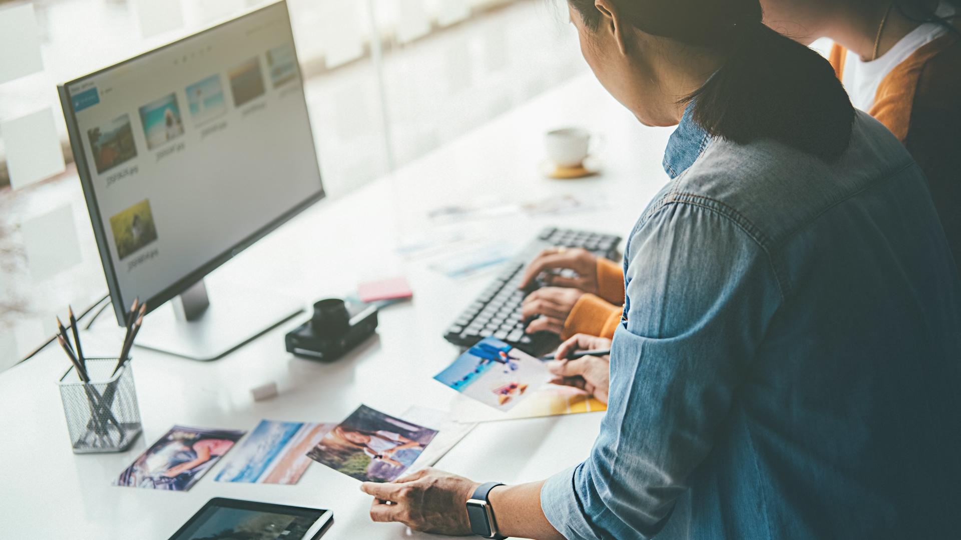 画面を見る女性