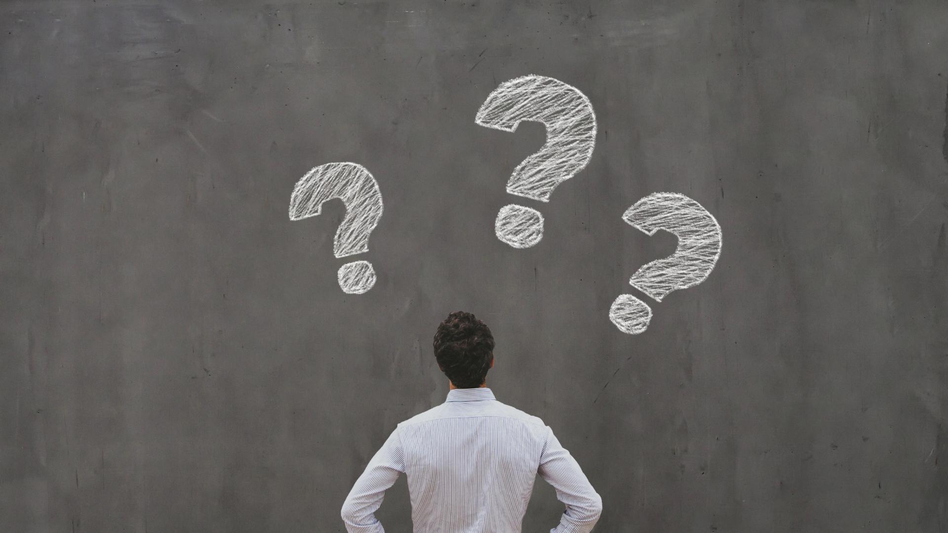 疑問を持っている男性