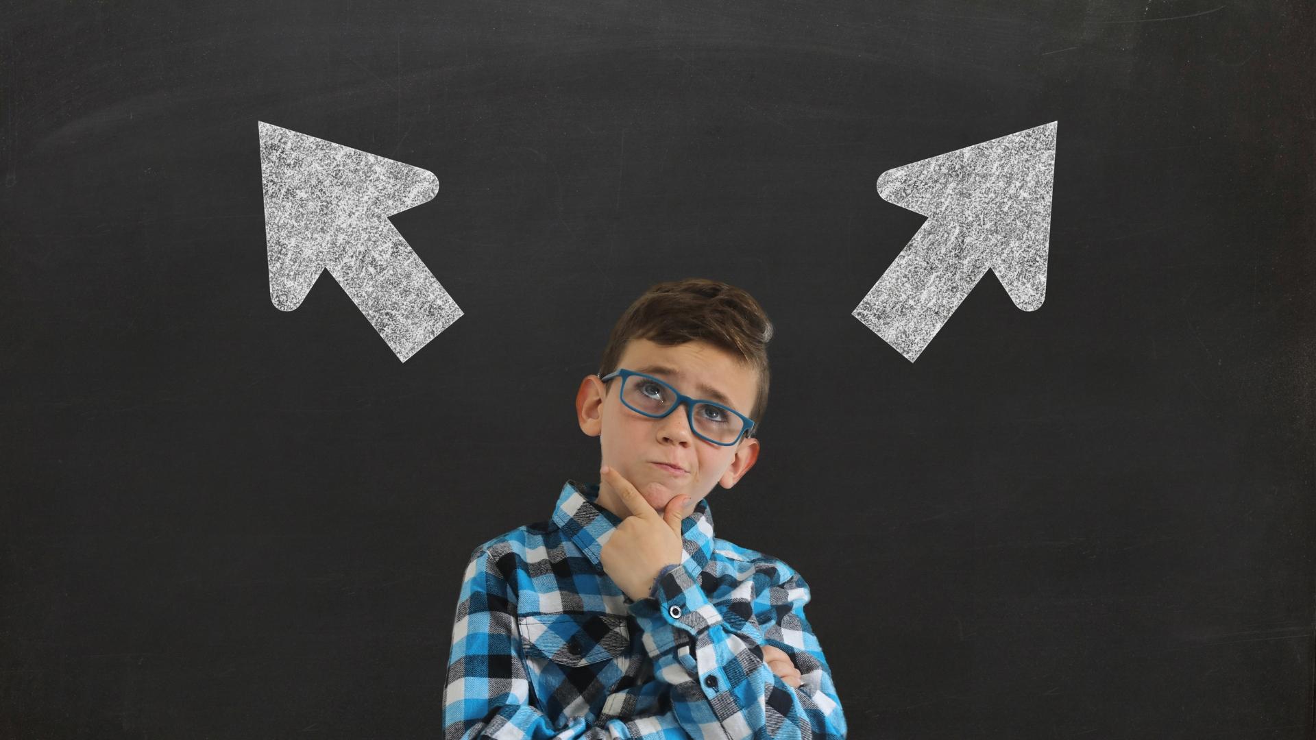 2つで迷っている男の子