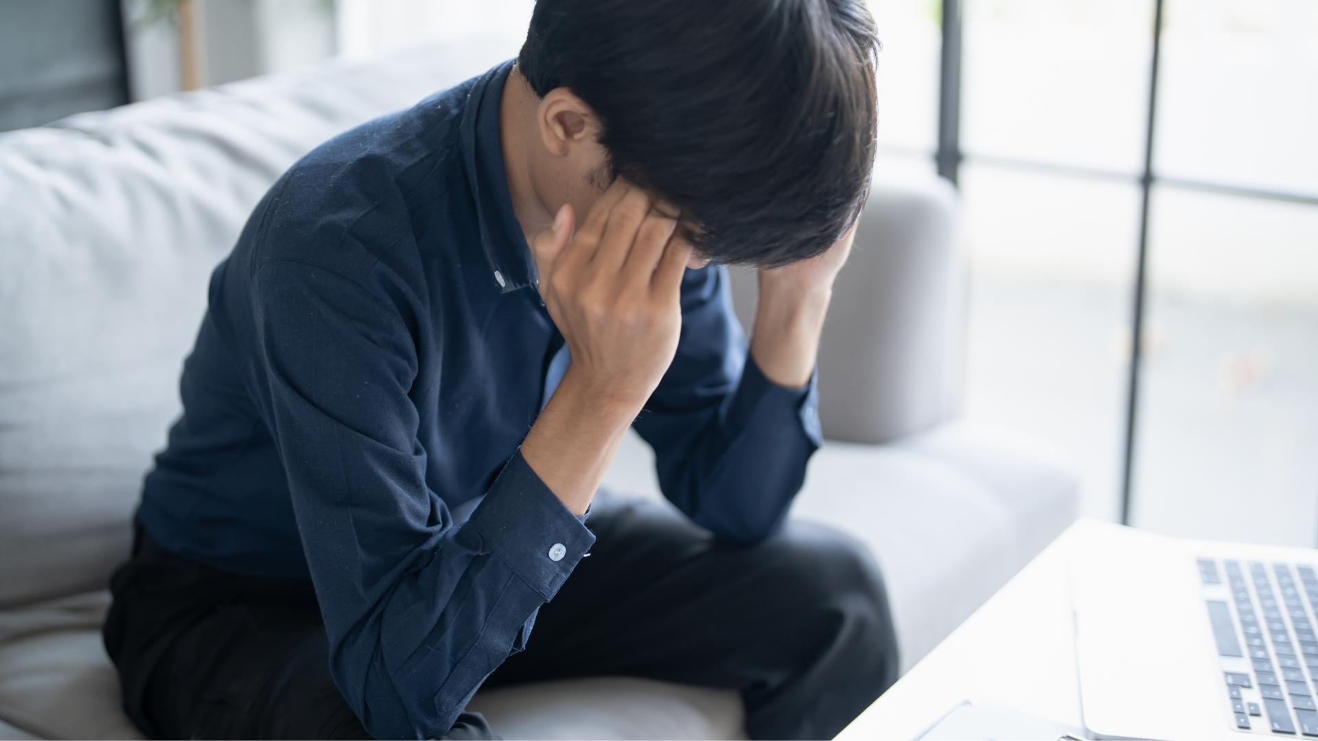 作業に疲弊する人物ブロック