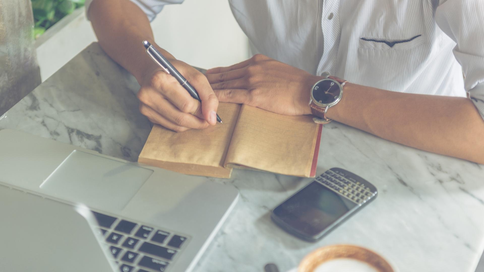 メモを取る男性