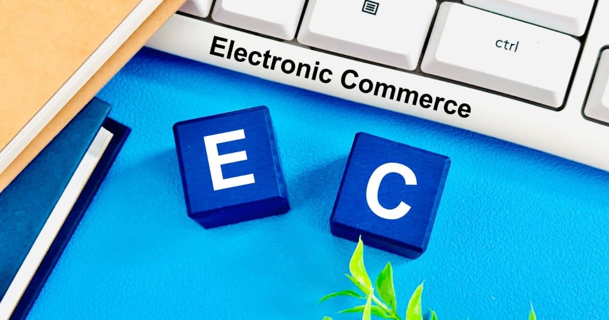 ECと書かれた青いブロックとキーボード