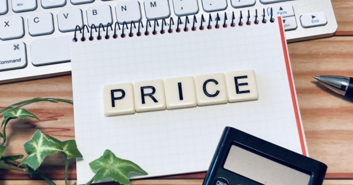 PRICEと書かれたメモとキーボードと植物