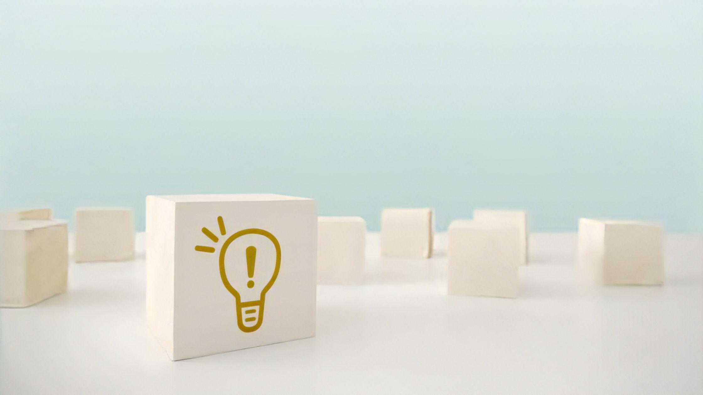 電球マークが書かれたブロック