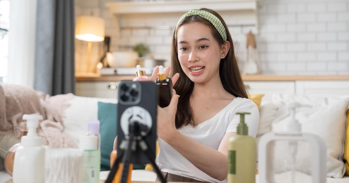 部屋でライブコマースをしている女性