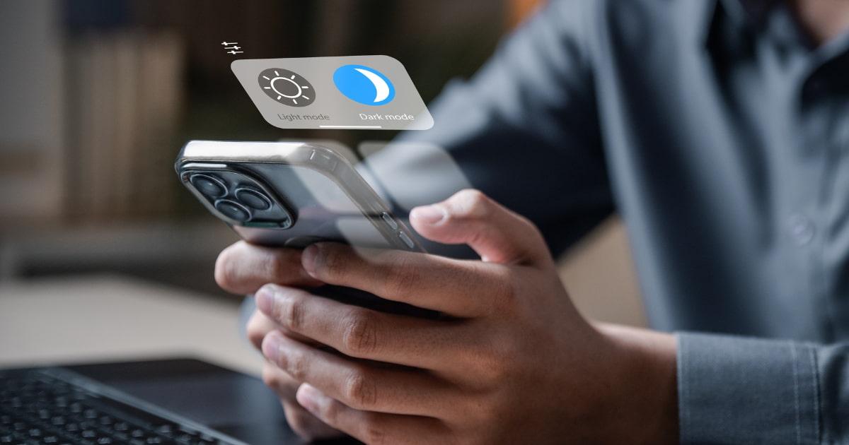 スマホを操作している男性