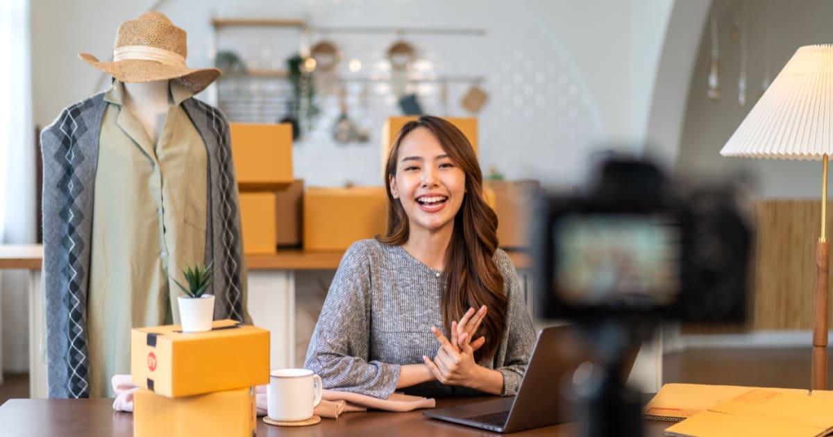 部屋で配信をしている笑顔の女性