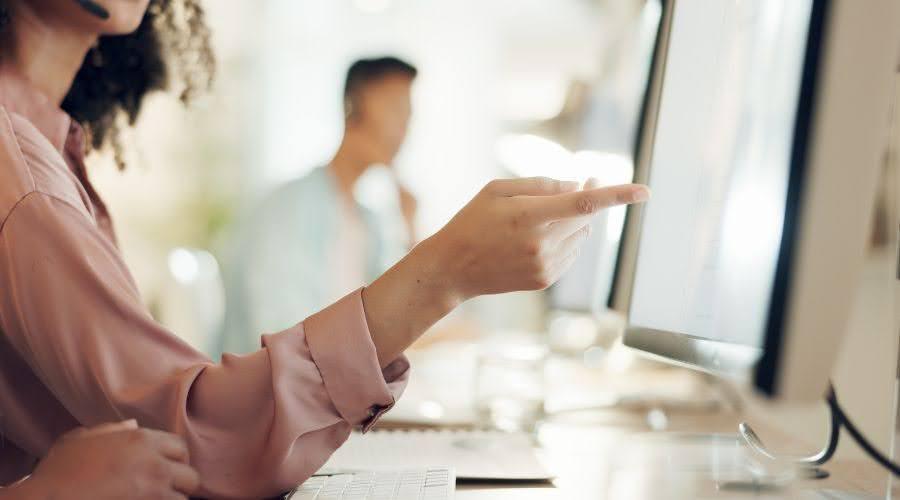 パソコンを指さして話すカスタマーの女性