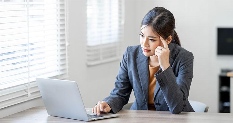 売上が伸び悩む女性