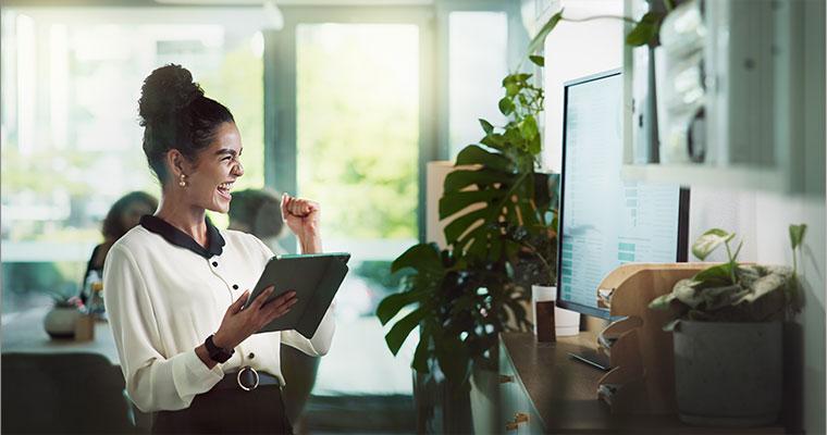 売上が上がって喜ぶ女性